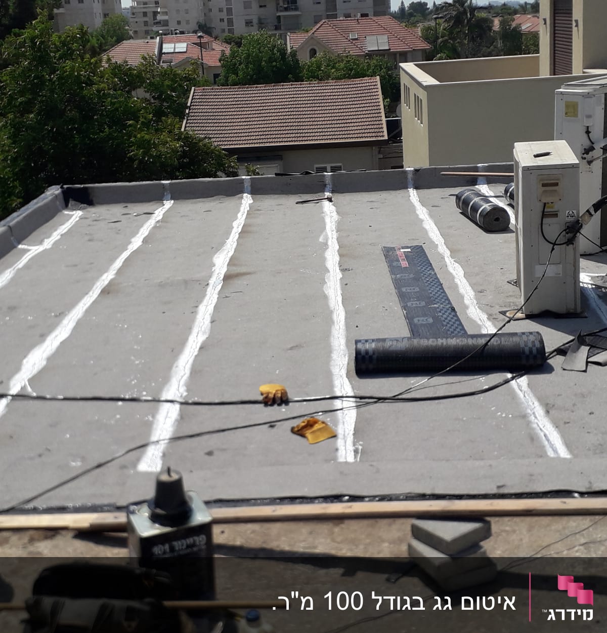 גג עם יריעות איטום וכלי עבודה לאיטום